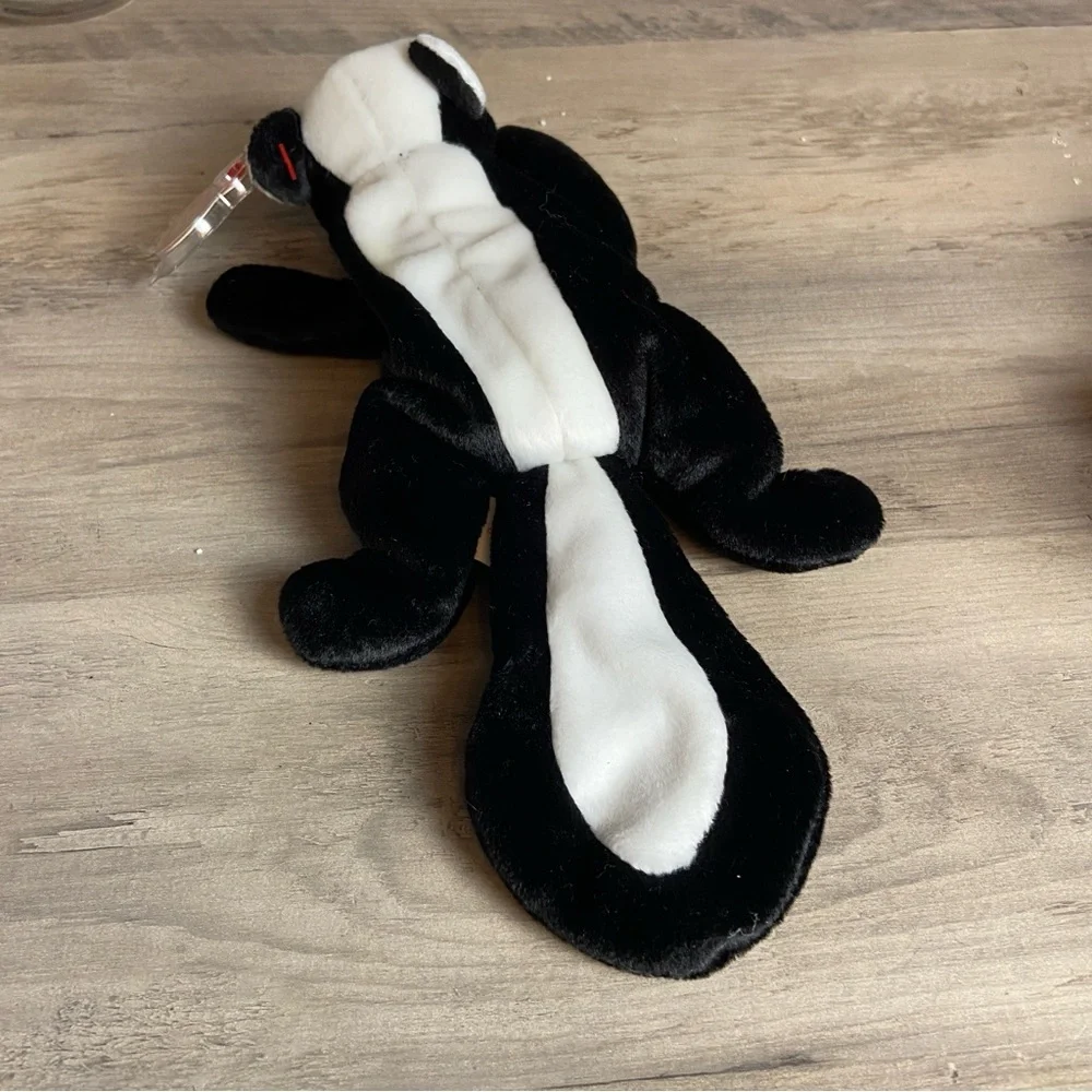 TY Beanie Baby Stinky The Skunk Beanbag Toy February 13, 1995 Birthday‎